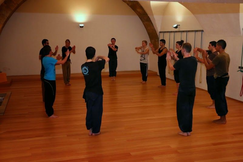 Le groupe réuni en cercle dans la salle voûtée
